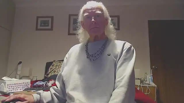 Snapshot of WaverlyKernow chatting on November 5, 10:26 am WaverlyKernow online show from November 5, 10:26 am