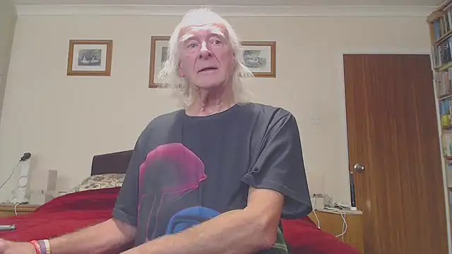 Snapshot of WaverlyKernow chatting on November 20, 1:55 pm WaverlyKernow online show from November 20, 1:55 pm