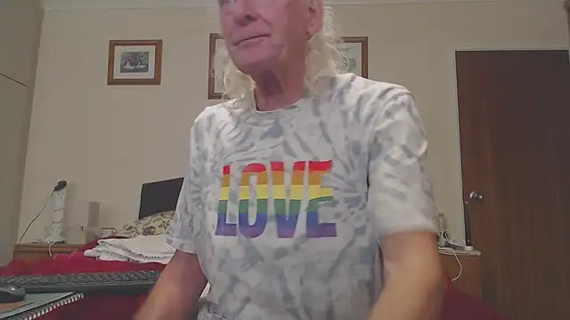 Snapshot of WaverlyKernow chatting on November 23, 2:06 pm WaverlyKernow online show from November 23, 2:06 pm