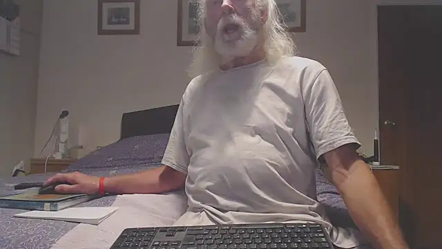 Snapshot of WaverlyKernow chatting on June 8, 7:31 am WaverlyKernow online show from June 8, 7:31 am