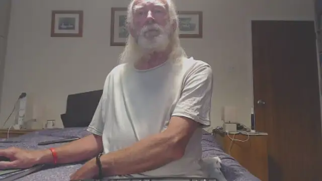 Snapshot of WaverlyKernow chatting on June 18, 11:25 am WaverlyKernow online show from June 18, 11:25 am