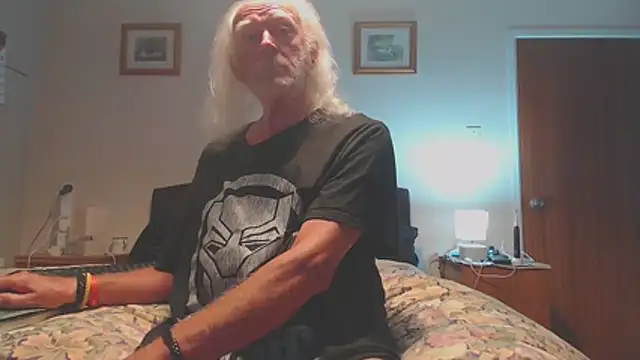 Snapshot of WaverlyKernow chatting on June 28, 8:37 pm WaverlyKernow online show from June 28, 8:37 pm