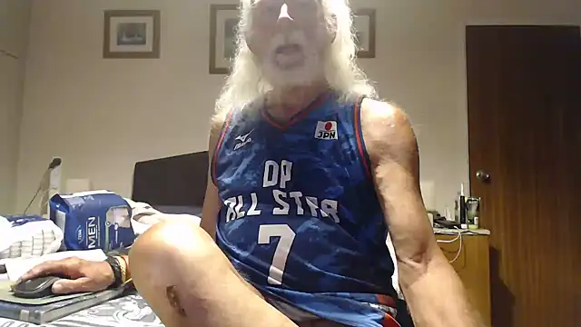 Snapshot of WaverlyKernow chatting on August 3, 9:29 pm WaverlyKernow online show from August 3, 9:29 pm