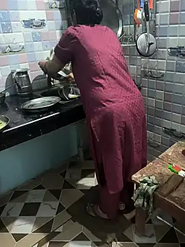 Snapshot of Crezy-Queen01 chatting on November 20, 3:45 pm Crezy-Queen01 online show from November 20, 3:45 pm