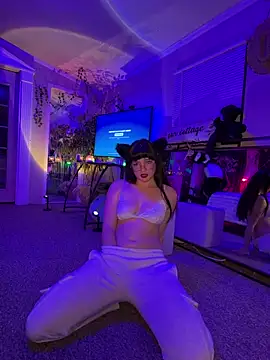 Snapshot of urpuppymoon chatting on February 13, 1:01 am urpuppymoon online show from February 13, 1:01 am