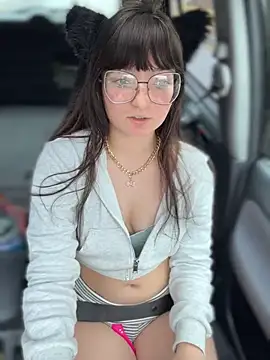 Snapshot of urpuppymoon chatting on February 19, 6:48 pm urpuppymoon online show from February 19, 6:48 pm