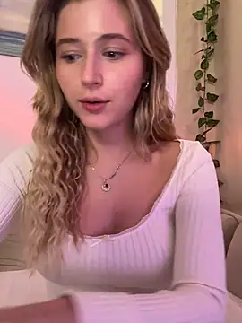 Snapshot of LunaRase chatting on December 9, 6:25 pm LunaRase online show from December 9, 6:25 pm