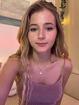 Snapshot of LunaRase chatting on December 19, 8:34 pm LunaRase online show from December 19, 8:34 pm