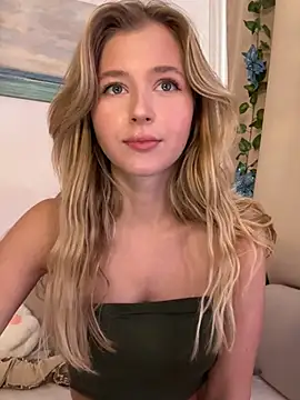 Snapshot of LunaRase chatting on February 18, 10:38 am LunaRase online show from February 18, 10:38 am