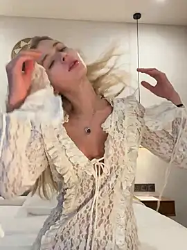 Snapshot of LunaRase chatting on March 8, 10:00 am LunaRase online show from March 8, 10:00 am