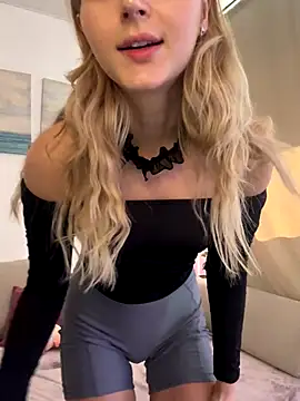 Snapshot of LunaRase chatting on October 2, 10:33 am LunaRase online show from October 2, 10:33 am