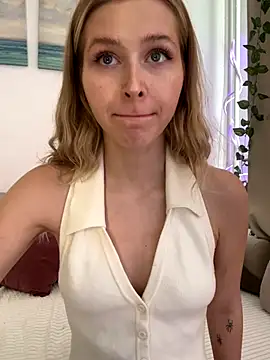 Snapshot of LunaRase chatting on October 7, 9:28 am LunaRase online show from October 7, 9:28 am