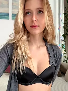 Snapshot of LunaRase chatting on October 9, 8:45 am LunaRase online show from October 9, 8:45 am