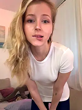 Snapshot of LunaRase chatting on December 4, 10:57 am LunaRase online show from December 4, 10:57 am