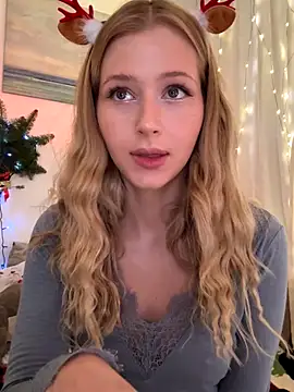 Snapshot of LunaRase chatting on December 21, 10:44 am LunaRase online show from December 21, 10:44 am