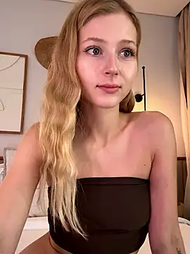 Snapshot of LunaRase chatting on January 13, 6:18 am LunaRase online show from January 13, 6:18 am