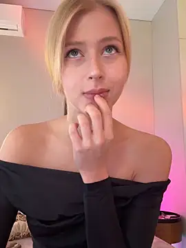 Snapshot of LunaRase chatting on March 20, 10:09 am LunaRase online show from March 20, 10:09 am