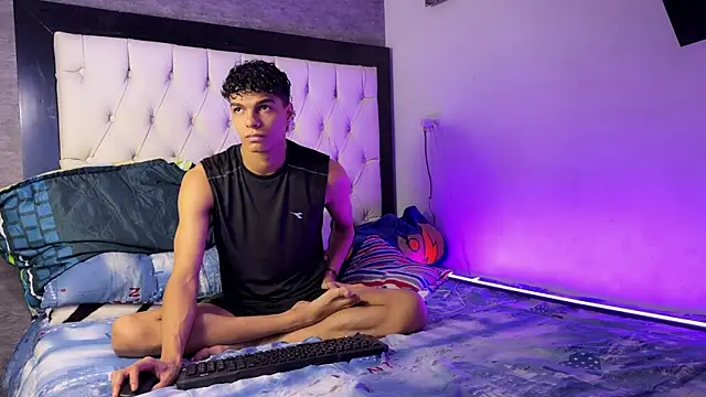 Snapshot of james_dreams_ chatting on June 18, 9:30 pm james dreams online show from June 18, 9:30 pm