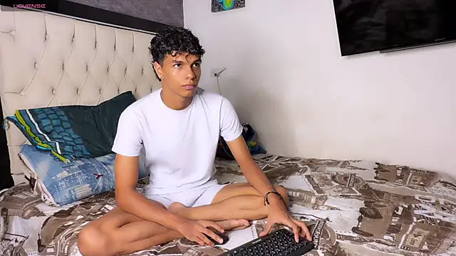 Snapshot of james_dreams_ chatting on June 27, 11:43 pm james dreams online show from June 27, 11:43 pm