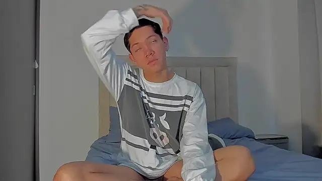 Snapshot of JulianRose_1 chatting on June 15, 12:51 pm JulianRose 1 online show from June 15, 12:51 pm