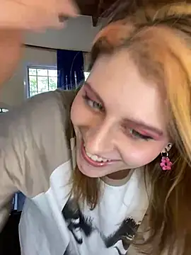 Snapshot of FlorBich chatting on December 8, 8:04 pm FlorBich online show from December 8, 8:04 pm