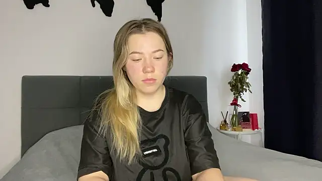 Embersweetbunny online show from February 1, 8:08 am