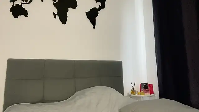 Embersweetbunny online show from February 4, 1:59 pm