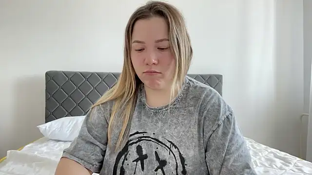 Embersweetbunny online show from March 17, 9:55 am