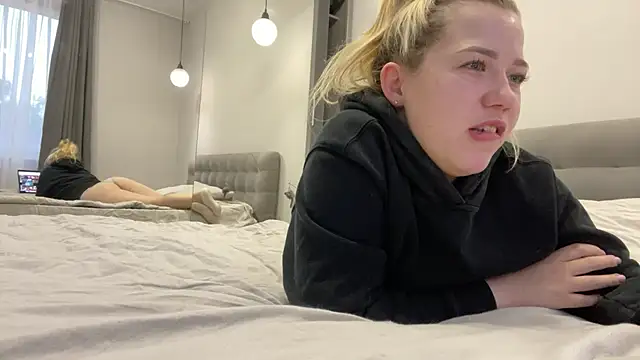 Embersweetbunny online show from October 3, 4:42 am