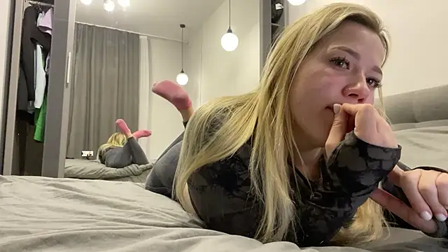 Embersweetbunny online show from October 22, 4:13 am