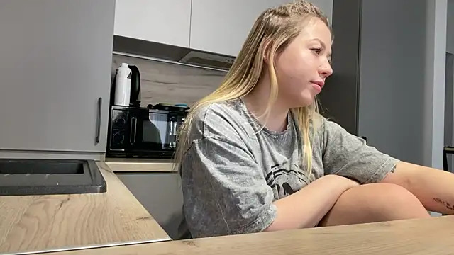 Embersweetbunny online show from November 18, 9:36 am