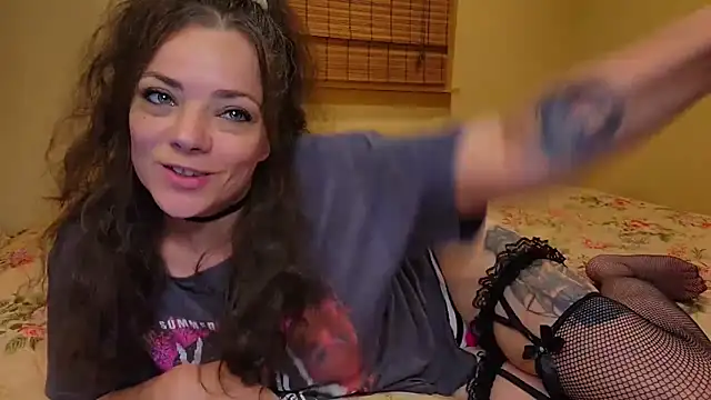 Snapshot of MiaElizabeth chatting on October 22, 9:09 am MiaElizabeth online show from October 22, 9:09 am