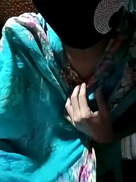 Snapshot of Raya-Moni chatting on January 13, 3:28 pm Raya-Moni online show from January 13, 3:28 pm