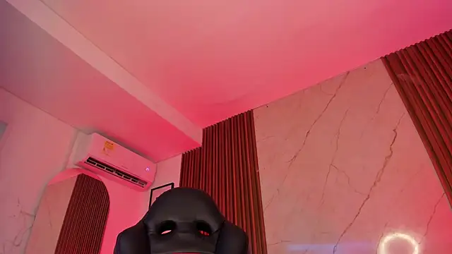 Emiilycollins online show from December 12, 9:04 pm