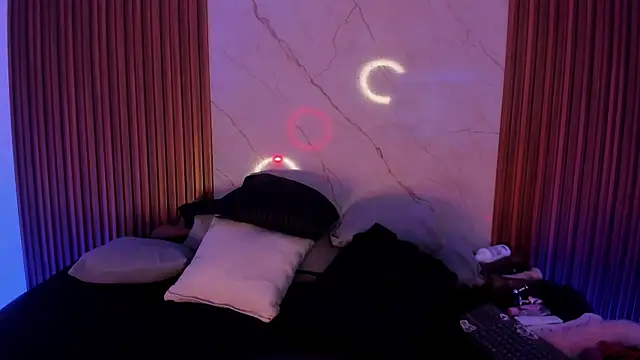 Emiilycollins online show from December 4, 2:10 am