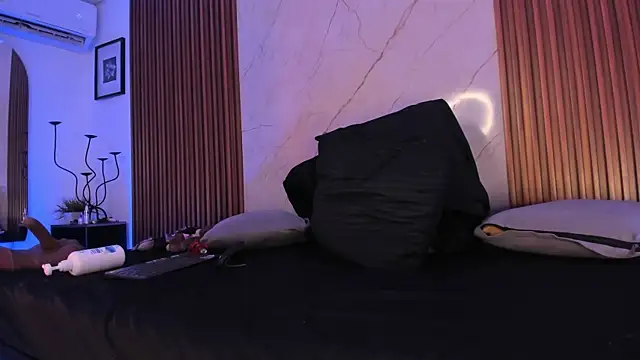 Emiilycollins online show from December 20, 1:23 am