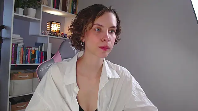 Snapshot of milly_ross chatting on December 13, 7:58 am milly ross online show from December 13, 7:58 am