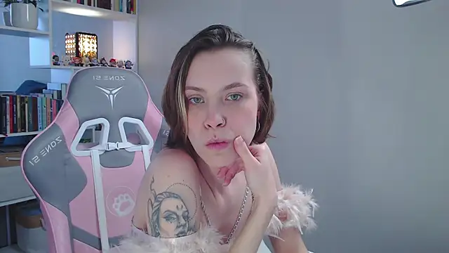 Snapshot of milly_ross chatting on February 9, 6:22 am milly ross online show from February 9, 6:22 am