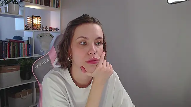 Snapshot of milly_ross chatting on February 14, 8:10 am milly ross online show from February 14, 8:10 am