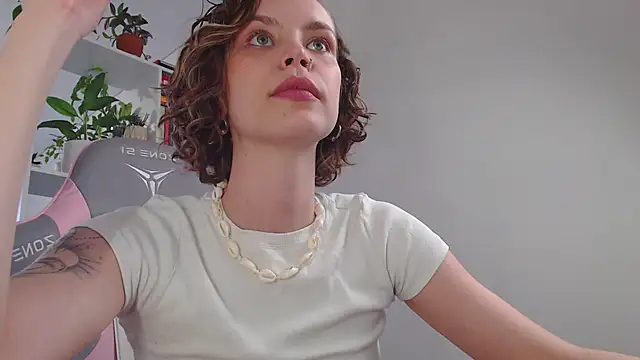 Snapshot of milly_ross chatting on March 20, 8:42 am milly ross online show from March 20, 8:42 am