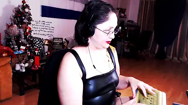 Snapshot of Imperatriza chatting on February 6, 3:37 am Imperatriza online show from February 6, 3:37 am