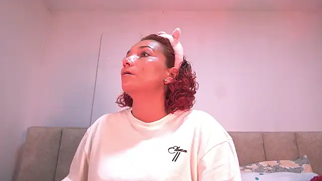 Snapshot of amber_demons2021 chatting on January 6, 9:50 pm amber demons2021 online show from January 6, 9:50 pm