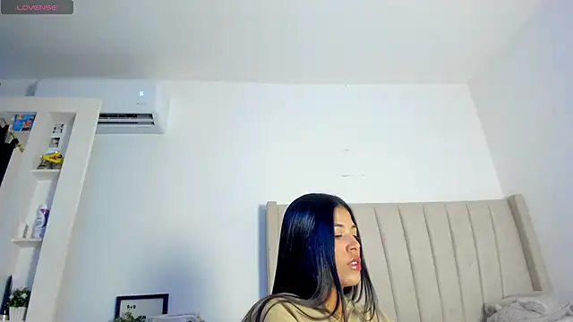 Snapshot of Mady-Edwards chatting on November 27, 10:23 pm Mady-Edwards online show from November 27, 10:23 pm