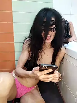 Snapshot of EmySkinny85 chatting on February 24, 10:04 am EmySkinny85 online show from February 24, 10:04 am