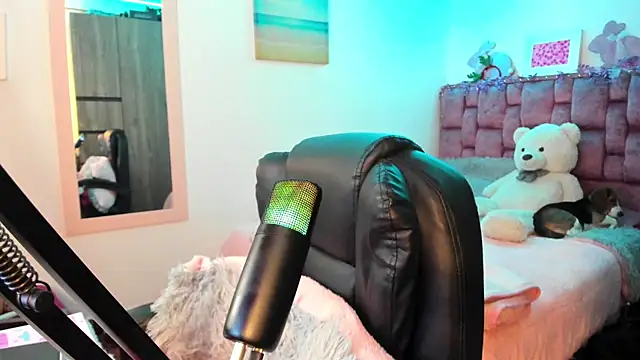 ladyrd1 online show from December 15, 7:13 am