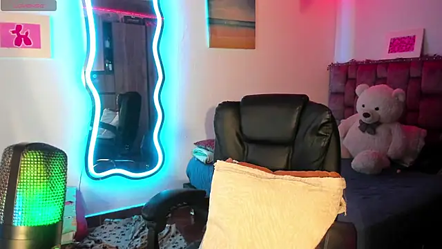 ladyrd1 online show from January 12, 9:08 am