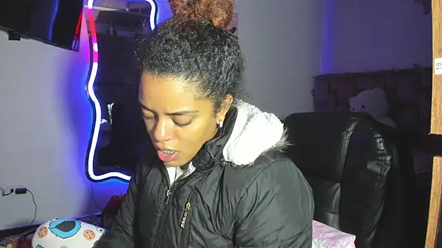 Snapshot of ladyrd1 chatting on February 21, 4:35 am ladyrd1 online show from February 21, 4:35 am