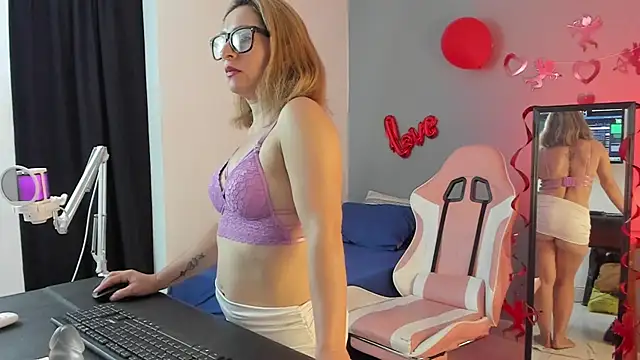 Snapshot of Yelena03 chatting on February 13, 9:38 pm Yelena03 online show from February 13, 9:38 pm