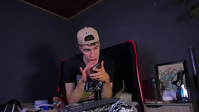 Snapshot of Angel_Snowhotxxx chatting on April 15, 1:23 am Angel Snowhotxxx online show from April 15, 1:23 am
