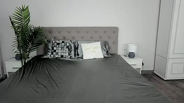 IceDanielles online show from March 17, 1:36 pm